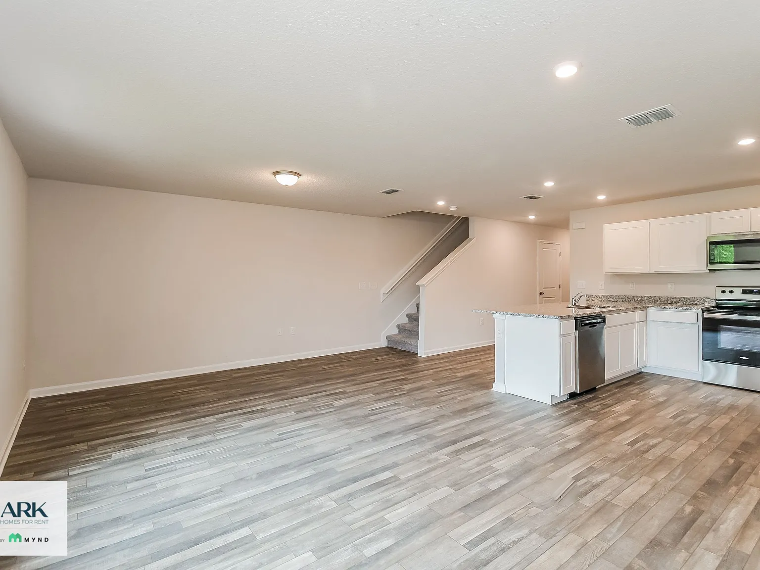 3 bed, 2.0 bath, 1184 sqft, $2,124 — Photo 3