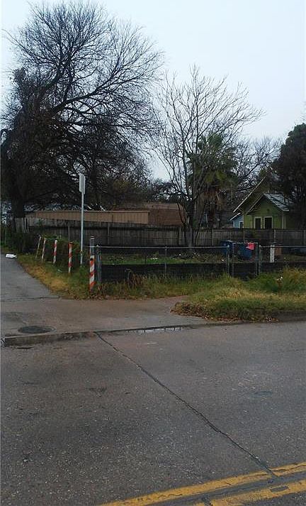 1st image of 108 Comal St