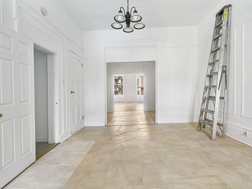1st image of 208 E 10th St APT 2