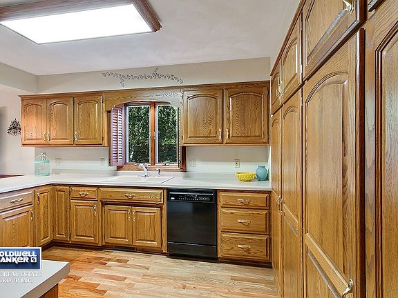 Gorgeous raised oak cabinets