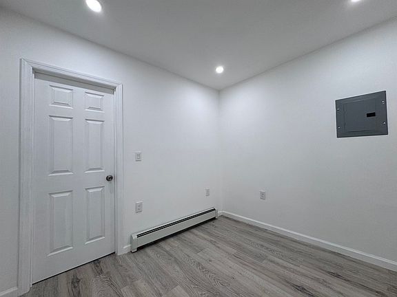 5th image of 1053 Westside Ave #1R