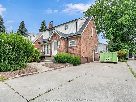 4th image of 561 Queen St