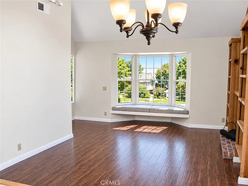 2 bed, 971 sqft, $4,000 — Photo 2