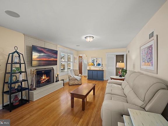 4th image of 3801 Saint Johns Ln