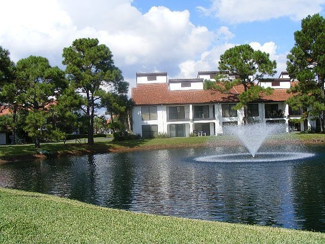  Edgewater Golf Villas
