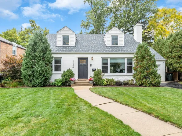 1154 Vernon Dr, Glenview, IL 60025