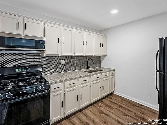 4th image of 122 Stolnet St