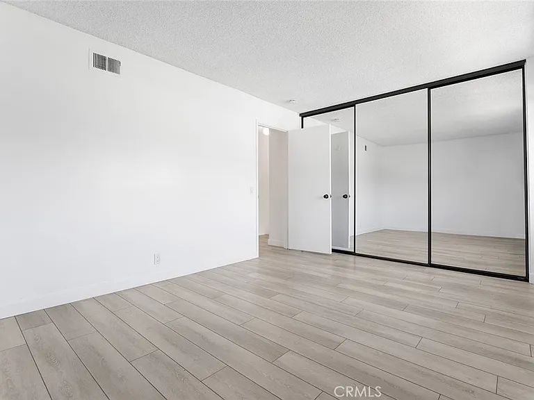 17 Hollowglen — Photo 10