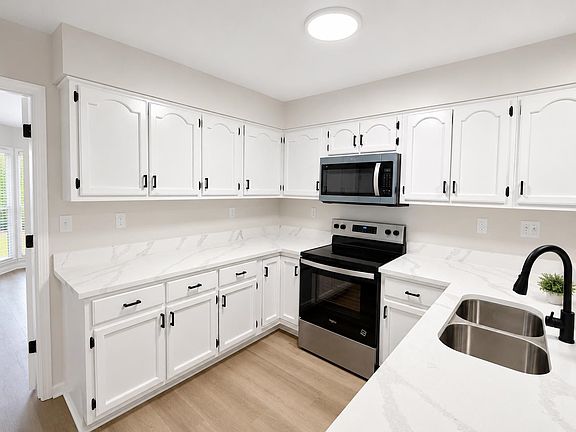 4th image of 748 Cairn Creek Dr