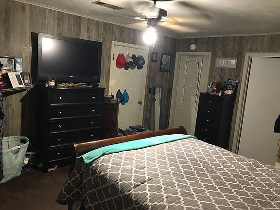 Master bed. Right dr: bath