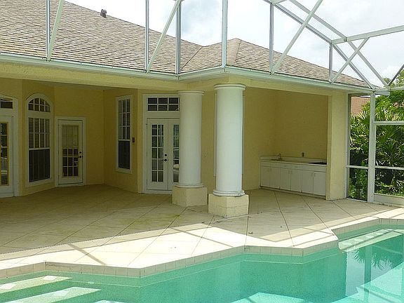 3rd image of 395 Glen Abbey Ln