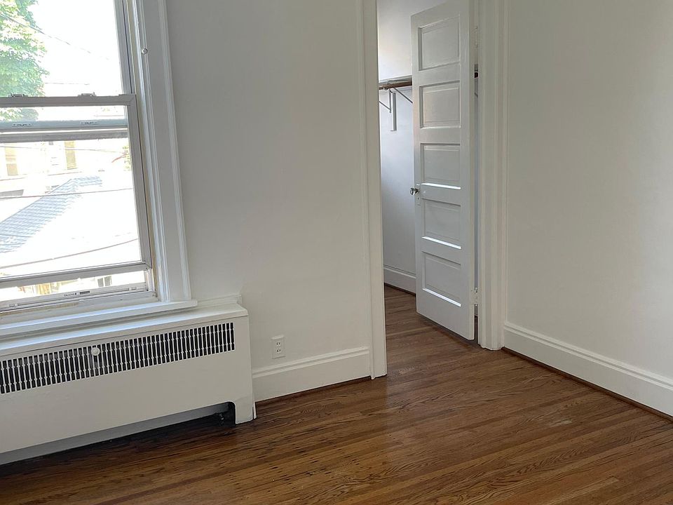 1st image of 418 Richmond Ave #4