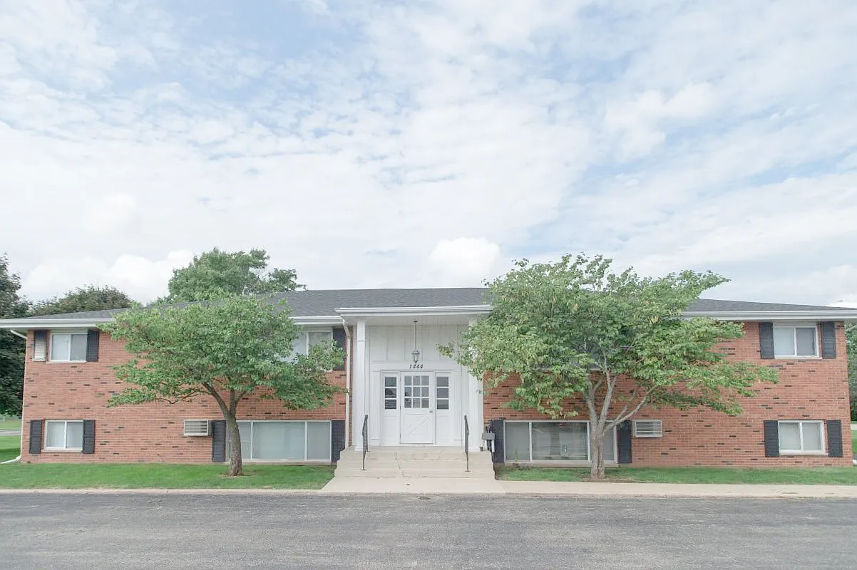 2 bed, 1.0 bath, $950 — Photo 1