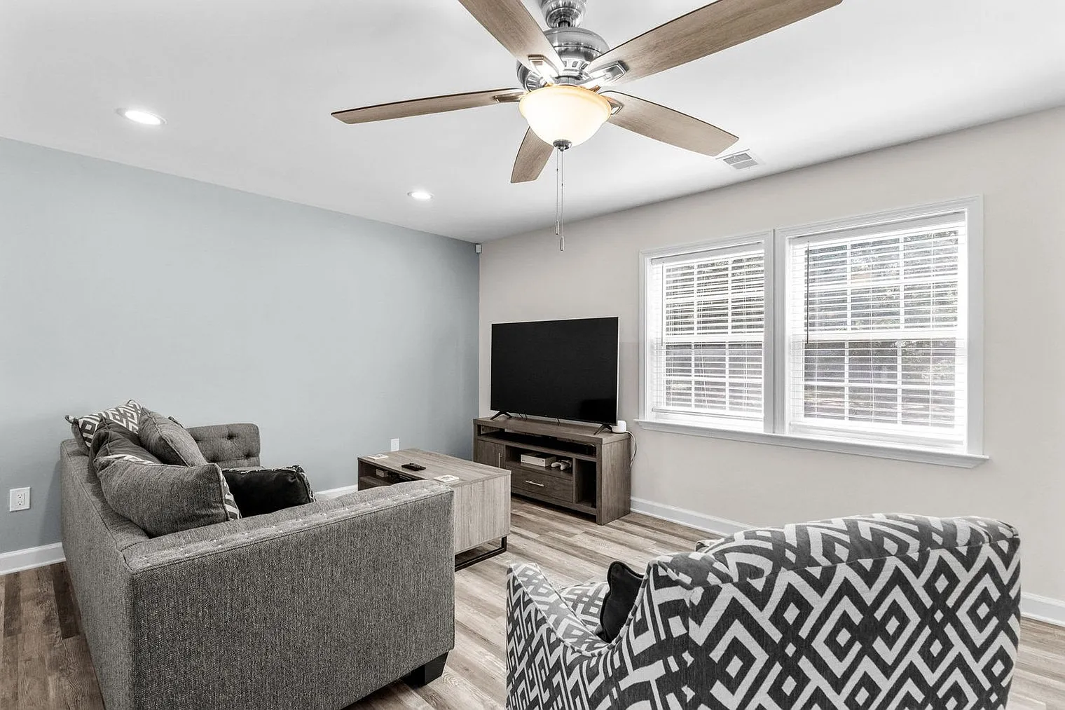 3 bed, 2.0 bath, 1345 sqft, $4,380 — Photo 4