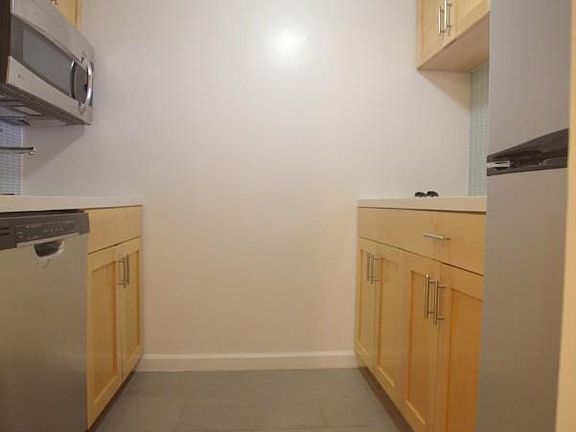 5th image of 690 Greenwich St APT 1C