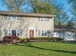 8 Tiffin Rd, Kendall Park, NJ 08824