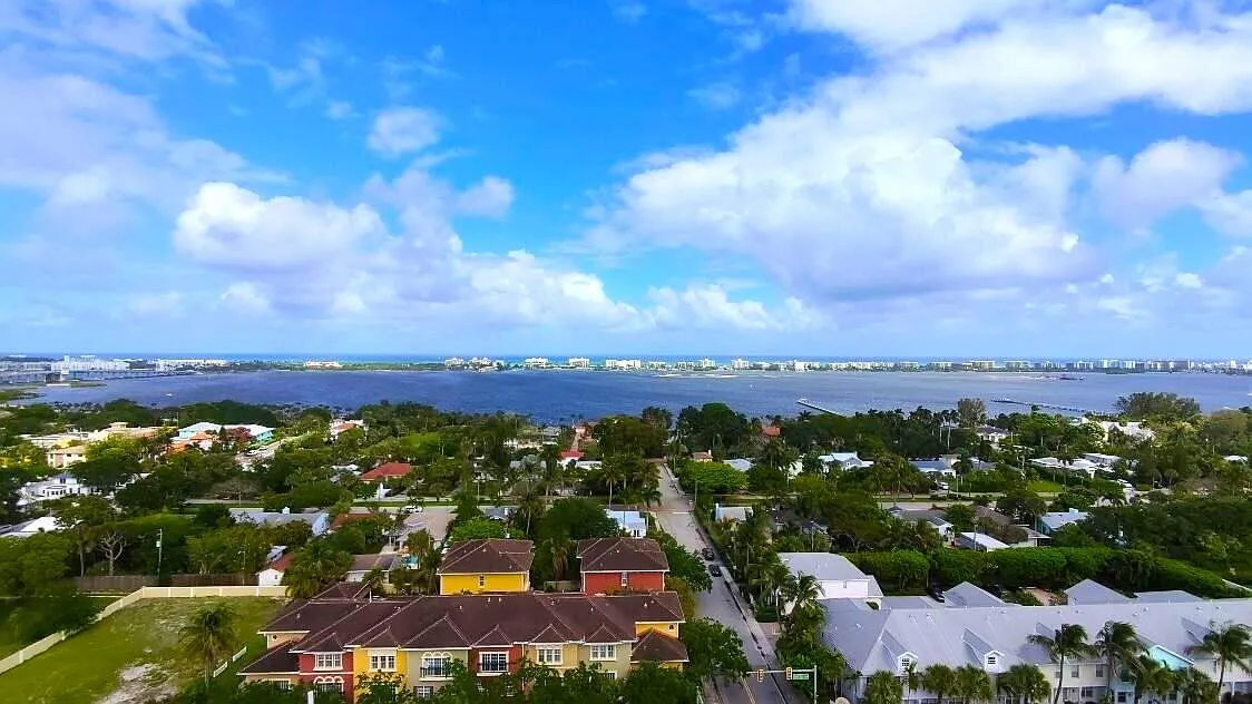 3 bed, 3.5 bath, 1956 sqft, $3,000 — Photo 3