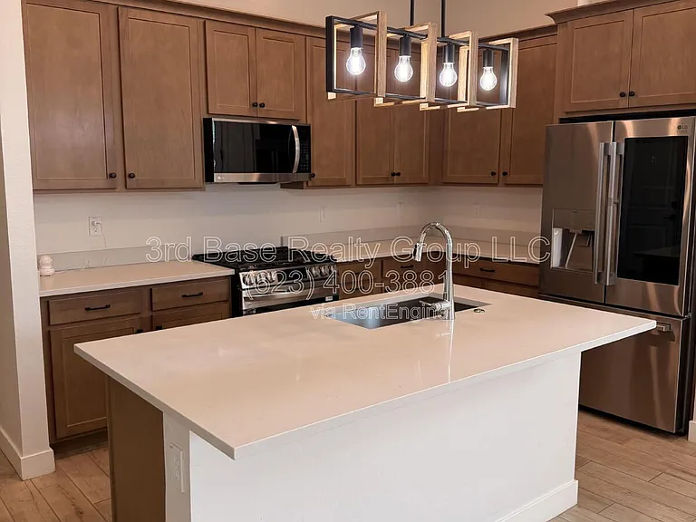 20363 W Sells Dr — Photo 4