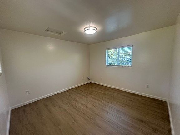 3rd image of 417-417 1/2 Dibblee Ave