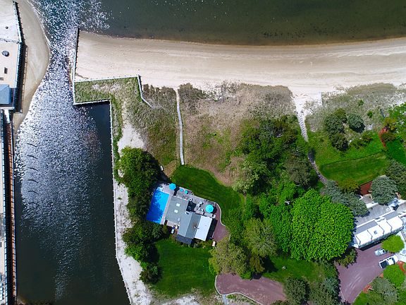 3rd image of 413 Peconic Bay Blvd