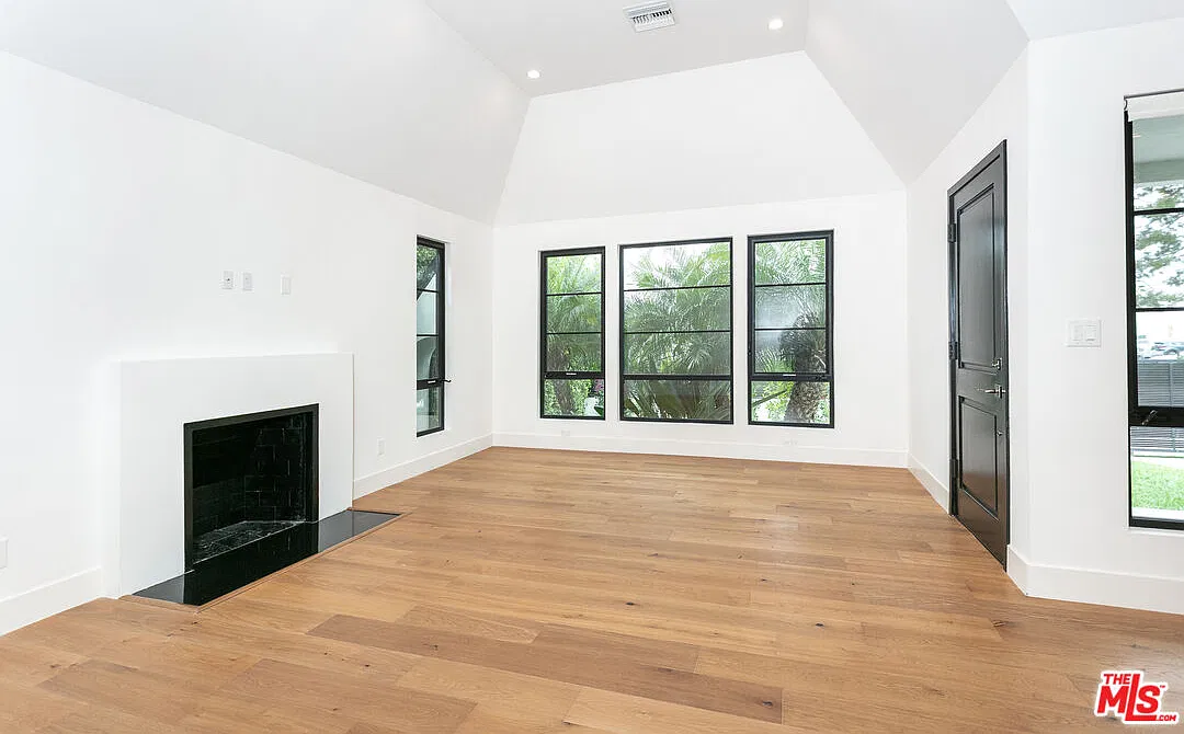 4 bed, 4.5 bath, 2240 sqft, $11,995 — Photo 2