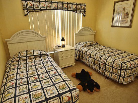 IC4P093OR-Twin-Bedroom