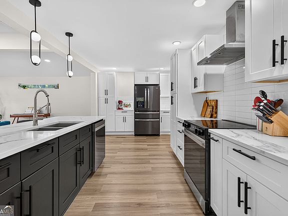 4th image of 2537 Fontaine Cir