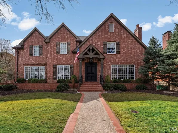 8116 University Dr, Saint Louis, MO 63105