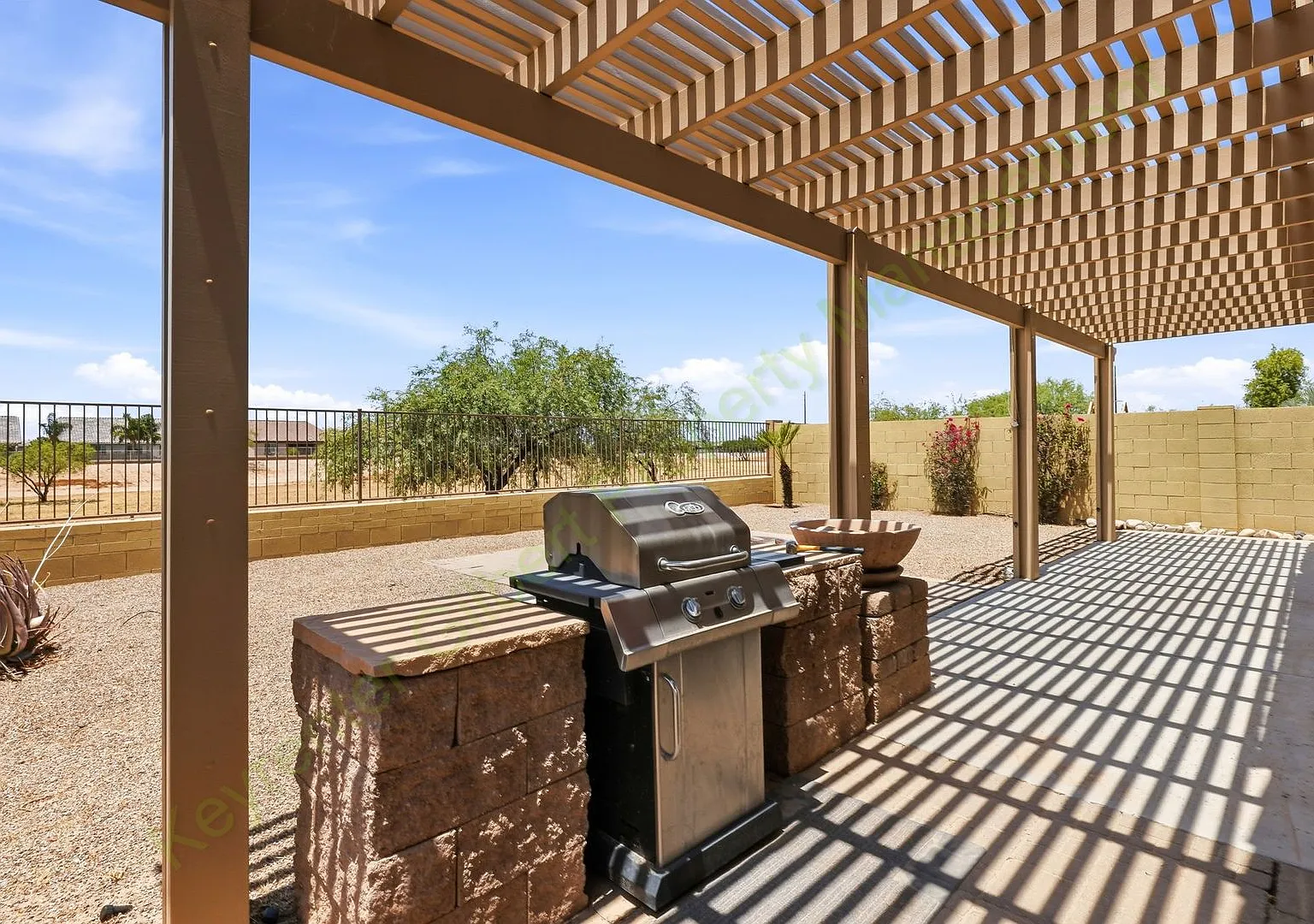 Beautiful 4-Bedroom Home with Split Floor Plan & Spacious Backyard in San Tan Valley! — Photo 2