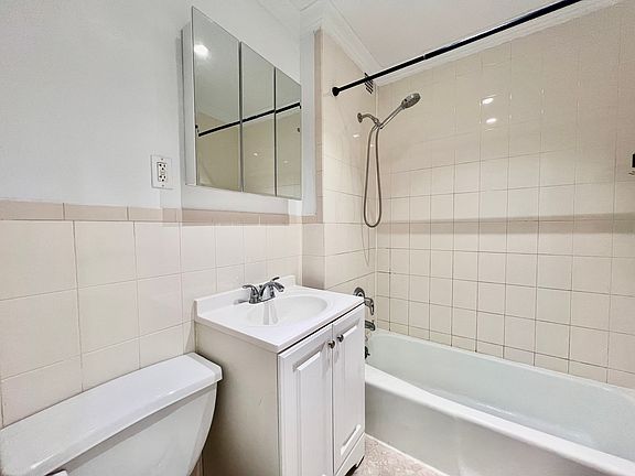5th image of 401 W 45th St APT 3D