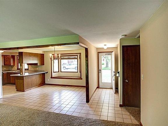 4th image of 32 Blackstone Dr