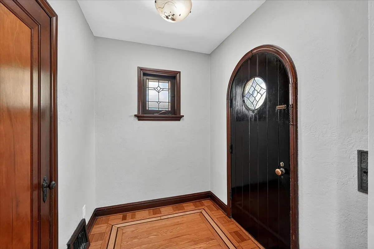 Building Photo - 5452 Nagel Ave