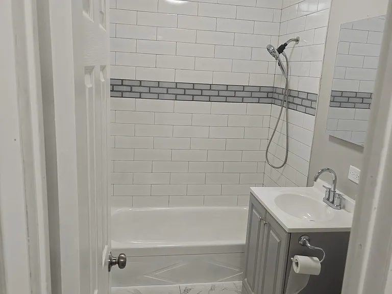 436 W Division St #3 — Photo 6