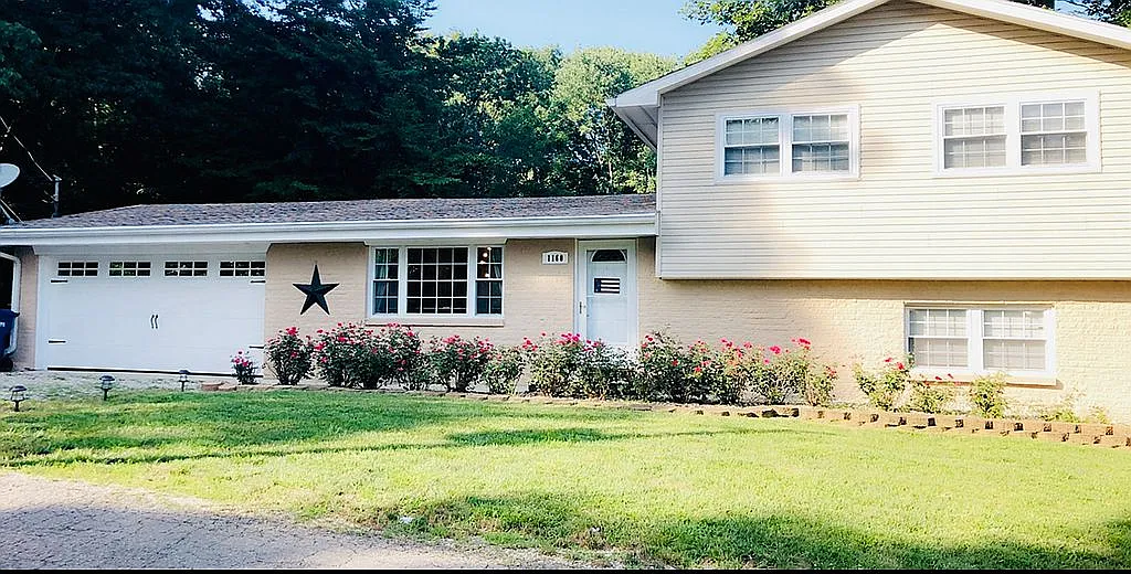 1160 Locust Dr photo 1