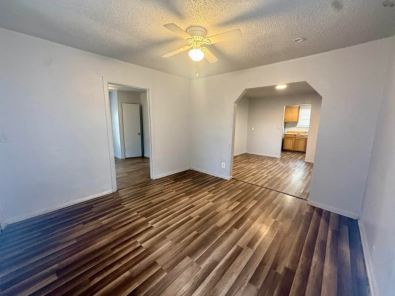 2 bed, 1.0 bath, 888 sqft, $895 — Photo 3