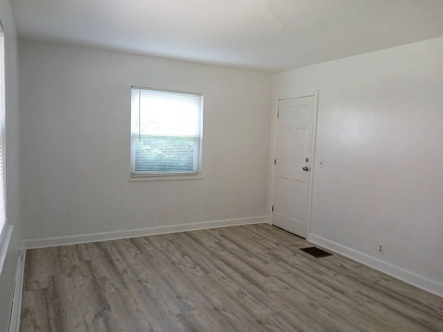 238 E Beechwood Ave — Photo 2