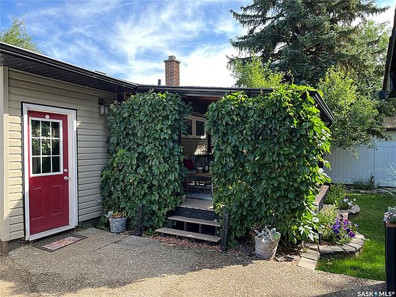 3rd image of 207 Dominion ROAD