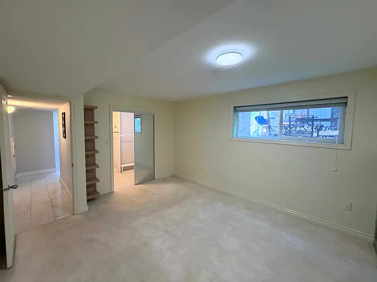2049 Majestic Cres #B — Photo 9