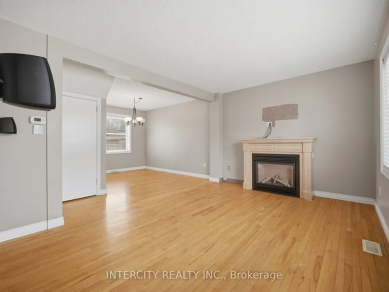 49 McCaul St — Photo 11