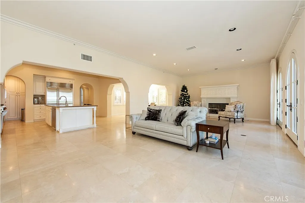 4 bed, 4.5 bath, 3661 sqft, $16,000 — Photo 3