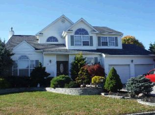 29 Willowbend Ln, Holtsville, NY 11742