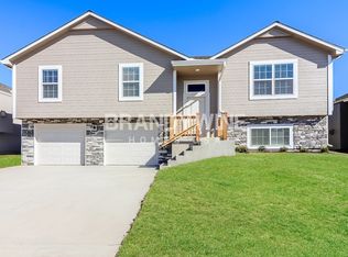 14501 Oakland Ct, Grandview, MO 64030