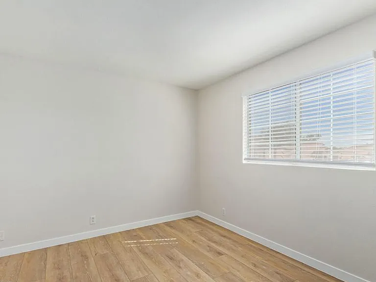 1338 E Grovers Ave — Photo 23