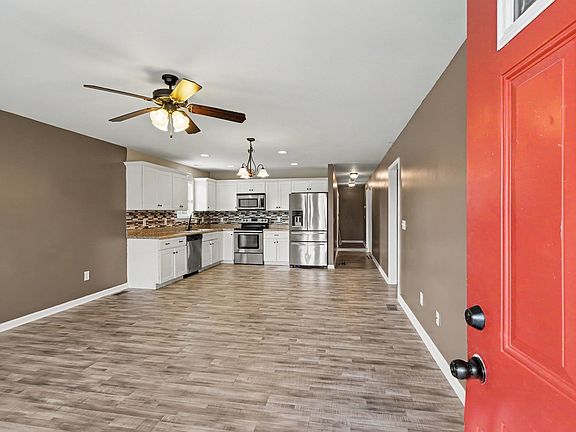 3rd image of 209 Woodsong Ln