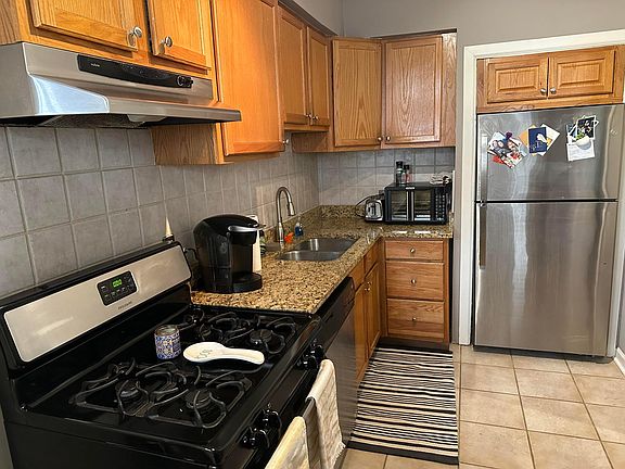 3rd image of 3507 N Pine Grove Ave #1N