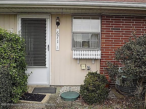 2nd image of 671A New Castle Ct #100A