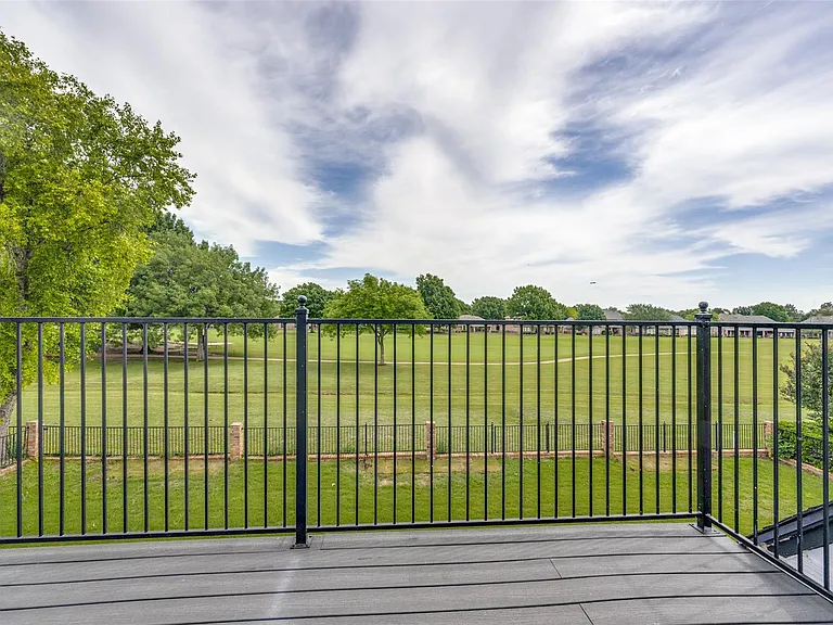 818 Riviera Dr — Photo 24