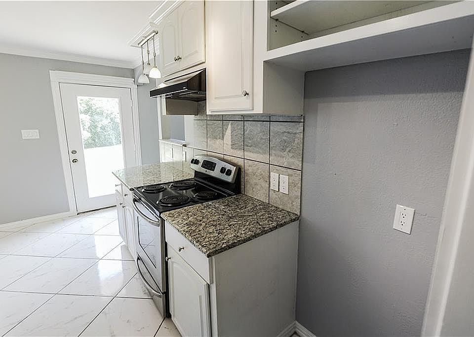 1st image of 2432 Briarwood Ln