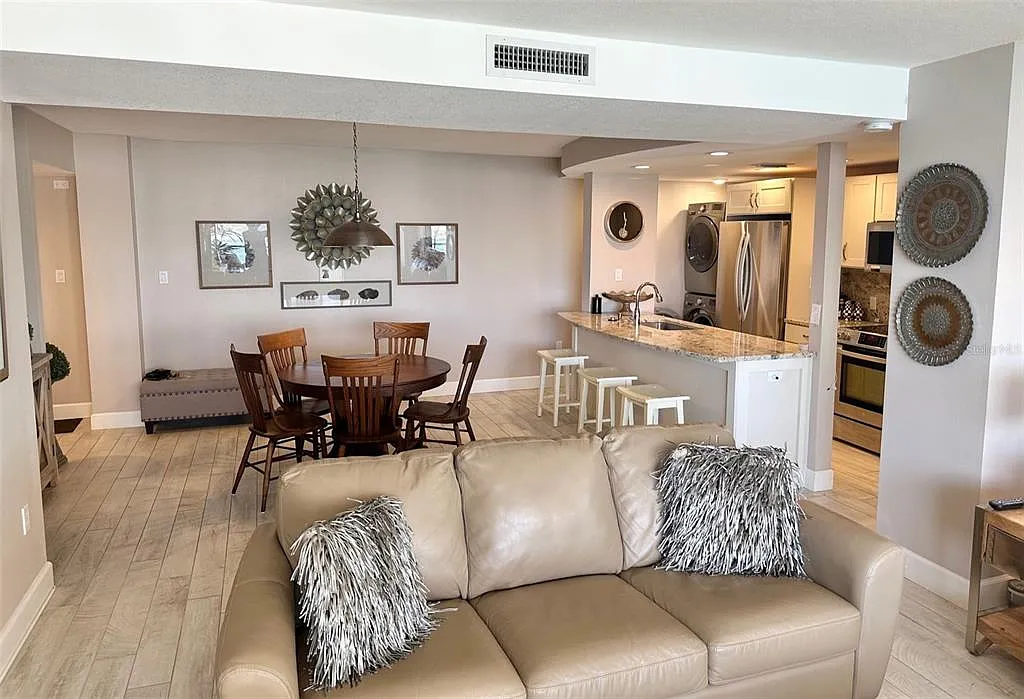 2 bed, 2.0 bath, 1264 sqft, $5,000 — Photo 4