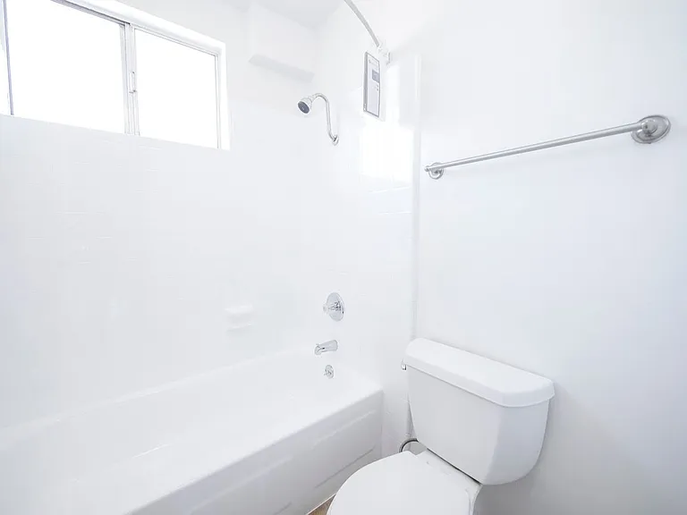 15925 Victory Blvd — Photo 34